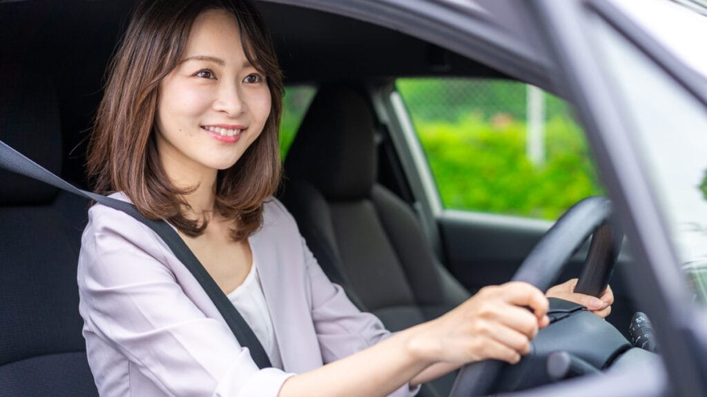 車を運転する女性