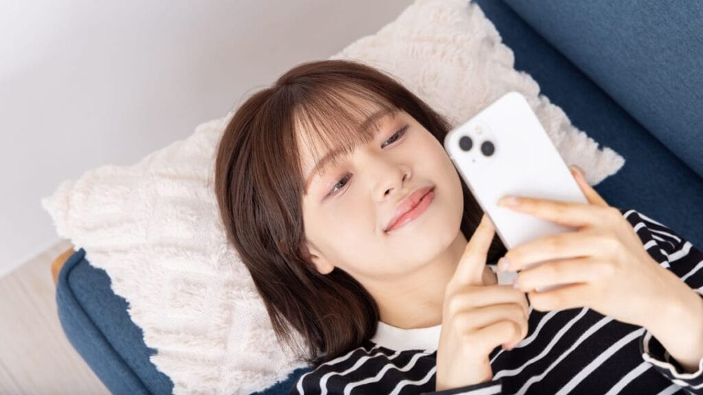 スマホを見る女性