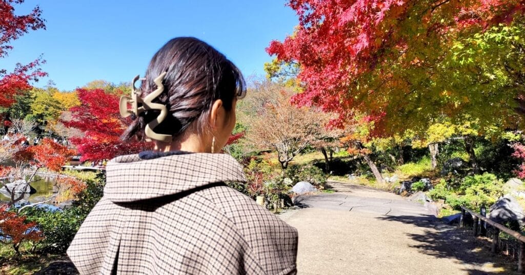 散歩する女性