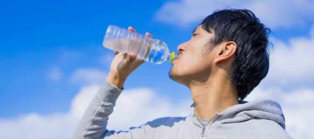 水を飲む男性