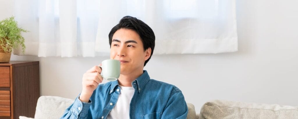 飲み物を飲む男性