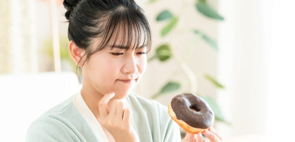 ドーナツを我慢する女性