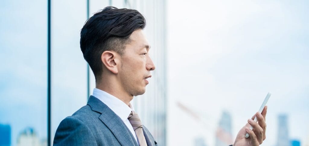スマホを見る男性