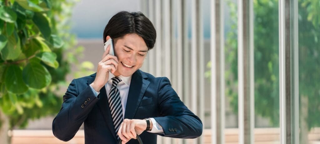 電話をする男性