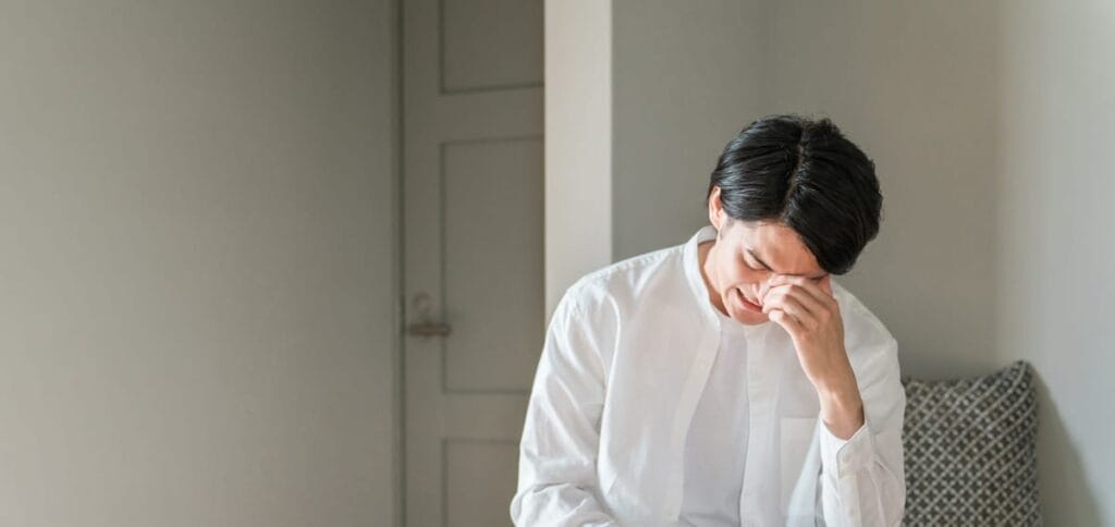 悩む男性