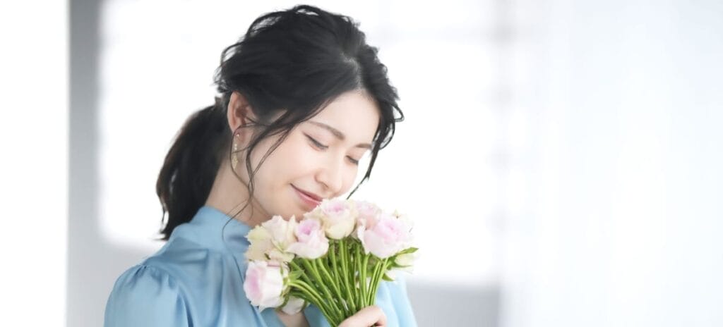 花のにおいをかぐ