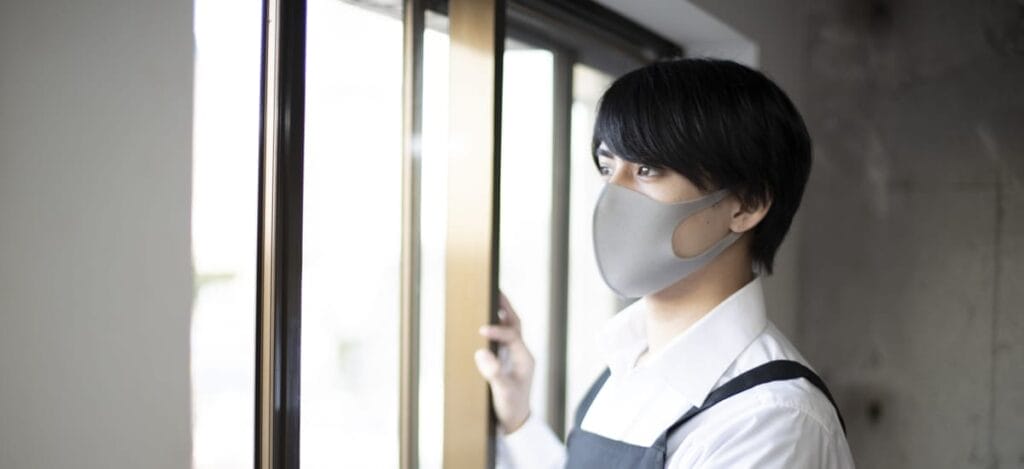 換気する男性